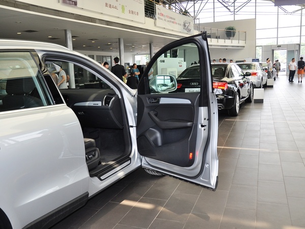 一汽奥迪  40 TFSI quattro 右前车门45度视角