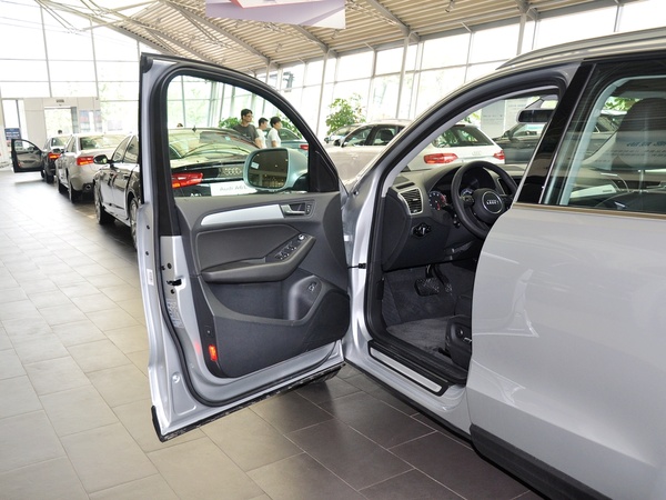 一汽奥迪  40 TFSI quattro 左前车门45度视角