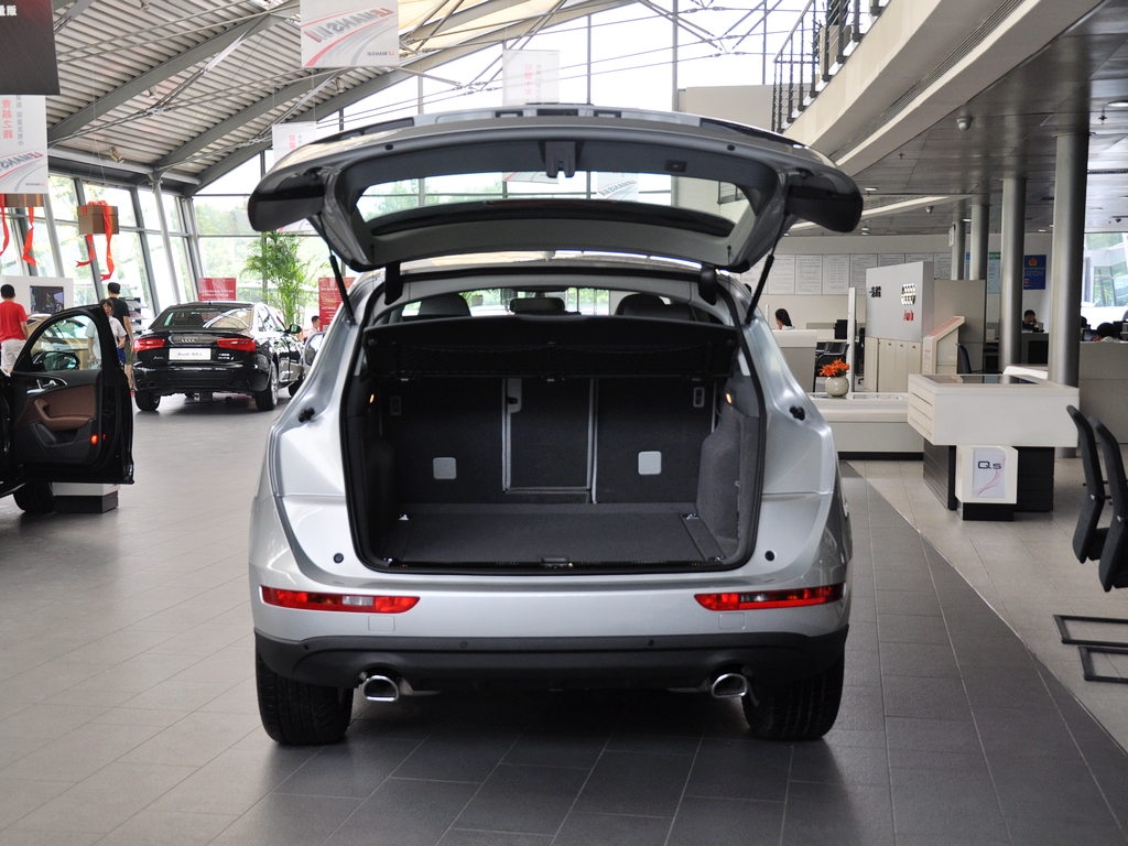 一汽奥迪  40 TFSI quattro 后备箱整体特写