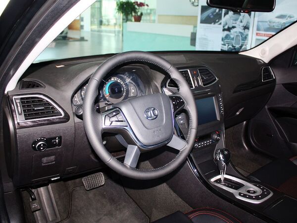 北京汽车(绅宝)  2.3T 自动 中控台左侧