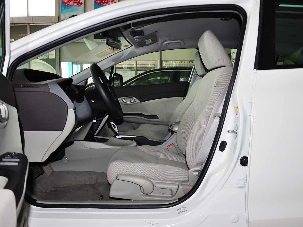 东风本田 1.8L 自动 驾驶席座椅正视图