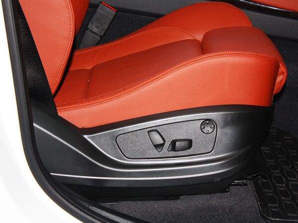 宝马(进口)  3.0T 副驾驶席坐垫侧面特写