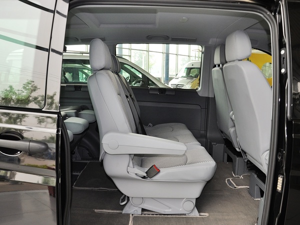 福建奔驰  3.0L 自动 第二排座椅正视图