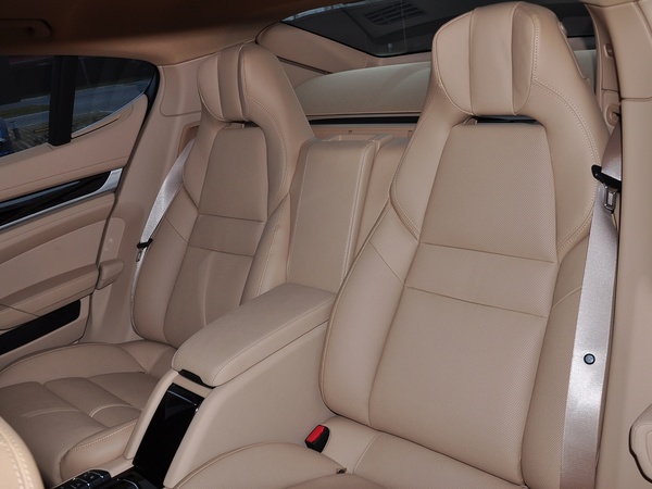 保时捷  3.0T DCT 第二排座椅45度视角