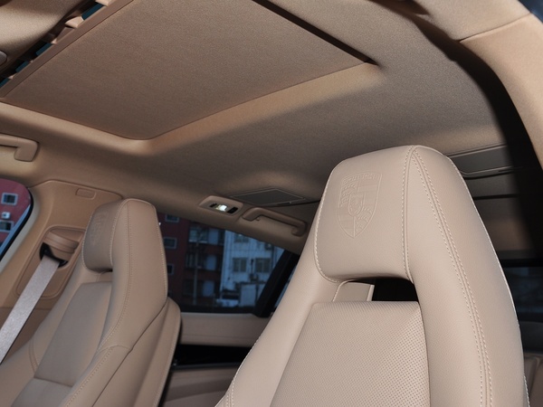 保时捷  3.0T DCT 驾驶席座椅头枕特写