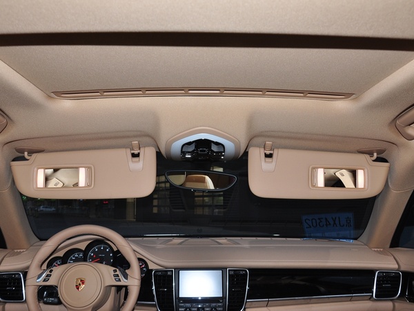 保时捷  3.0T DCT 前遮阳板打开