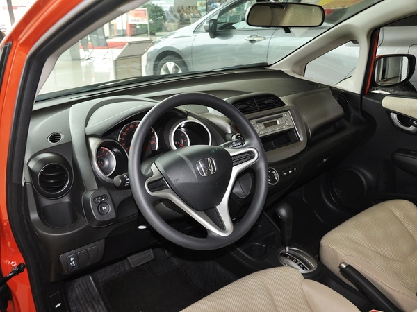 广汽本田  1.3L 自动 中控台左侧