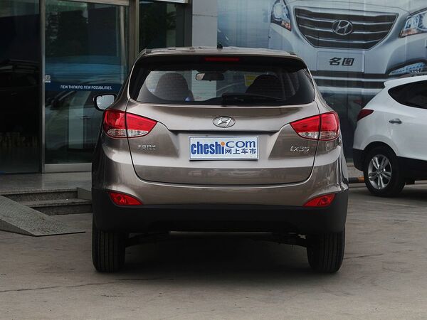 北京现代  改款 GL 2.0L 手动 车辆正后方尾部视角