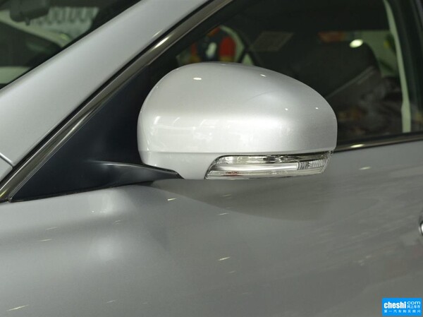 一汽丰田  2.5V 自动 反光镜外侧下视