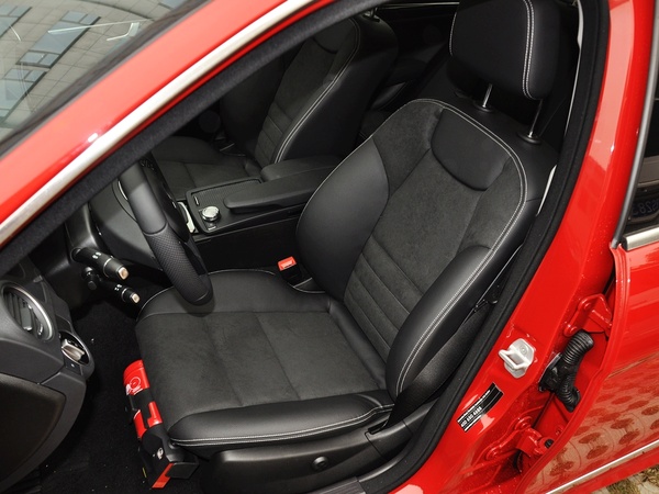 北京奔驰  C260 1.8T AT 驾驶席座椅前45度视图