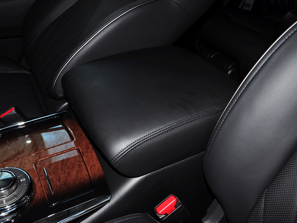 英菲尼迪  5.6L 自动 前排座椅中央中间