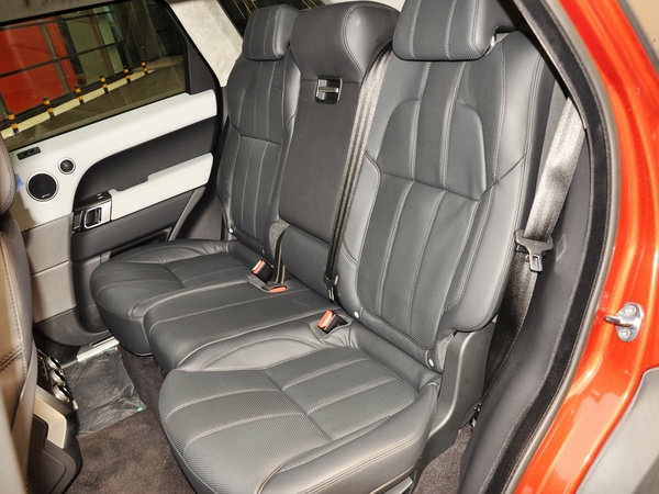 路虎 3.0T 自动 第二排座椅45度视角