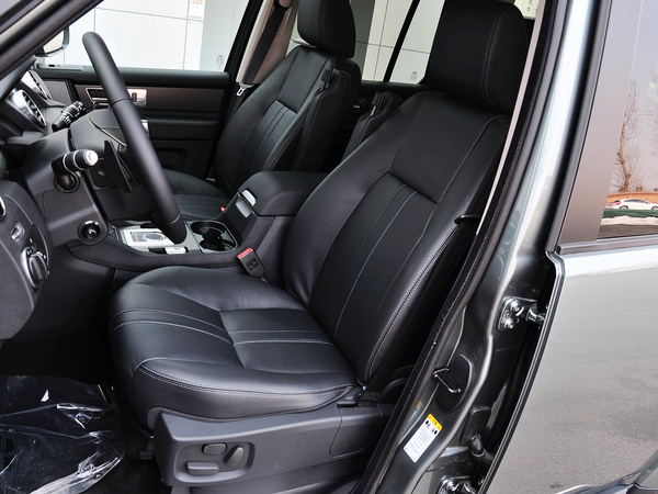 路虎  3.0 V6 SC 驾驶席座椅前45度视图
