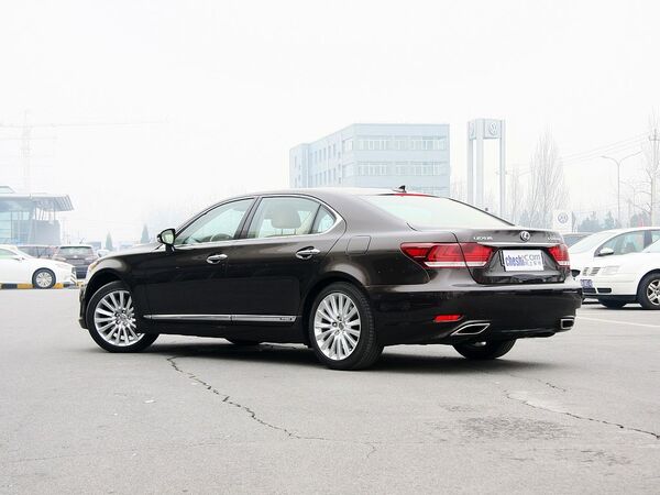 雷克萨斯  600hL 车辆左后45度视角