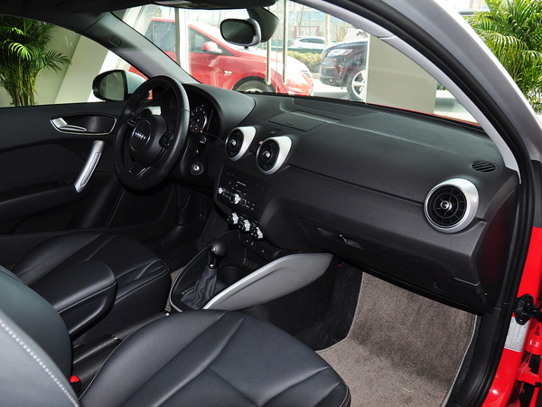 奥迪(进口)  30 TFSI 中控台右侧