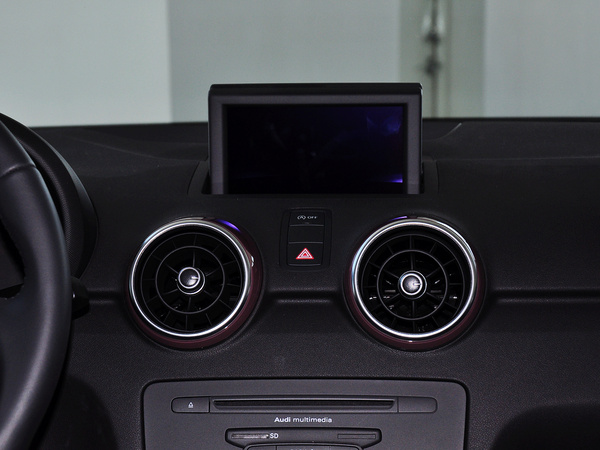 奥迪(进口) 30 TFSI 中控仪表台上方