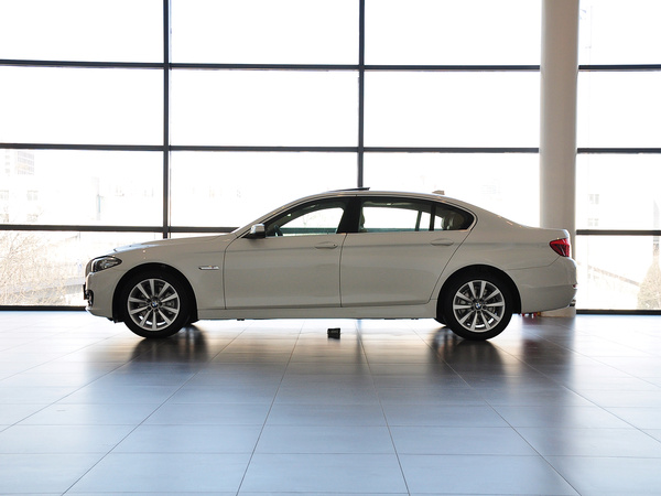 华晨宝马  530Li 车辆左正侧视角