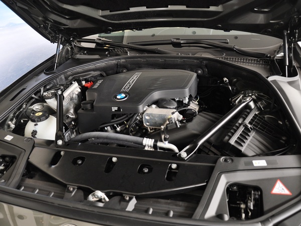 华晨宝马  520Li 发动机主体特写