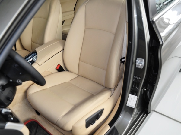 华晨宝马  520Li 驾驶席座椅前45度视图