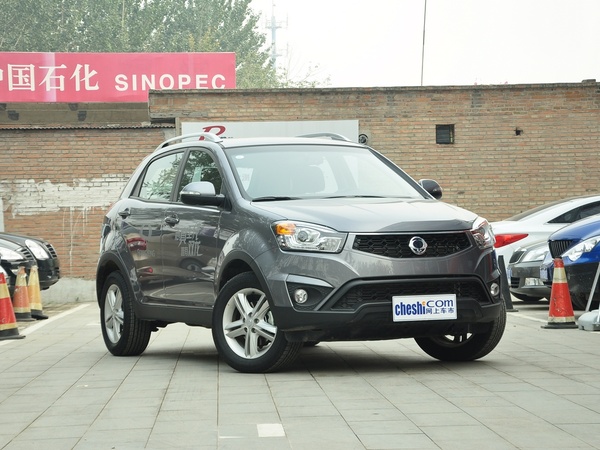 雙龍汽車  2.0L 自動(dòng) 車輛右側(cè)45度角