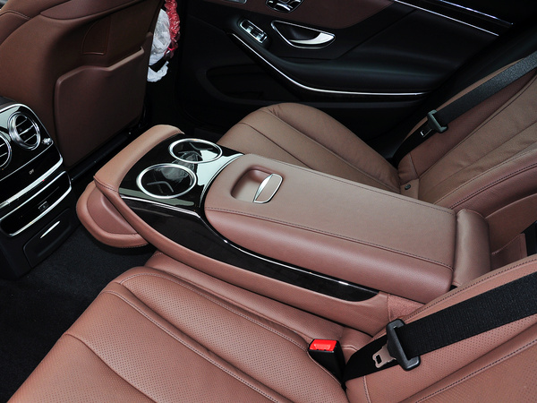 奔驰(进口)  S400L 3.0T 自动 第二排座椅中间特写
