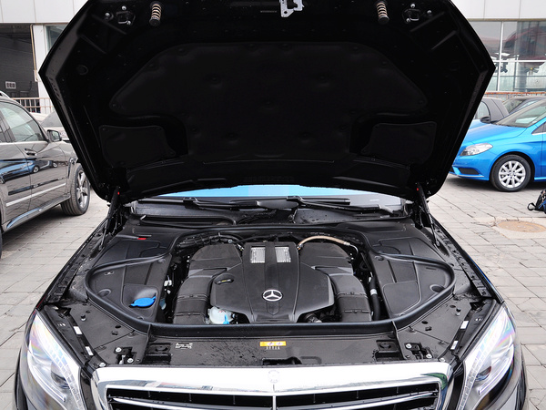 奔驰(进口)  S400L 3.0T 自动 发动机局部特写