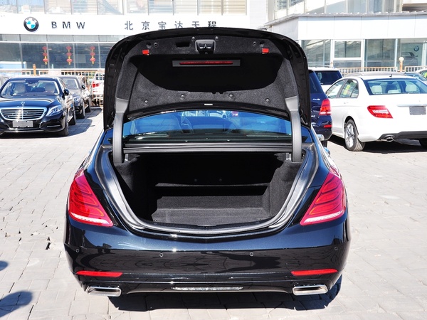 奔驰(进口)  S400L 3.0T 自动 后备箱整体特写