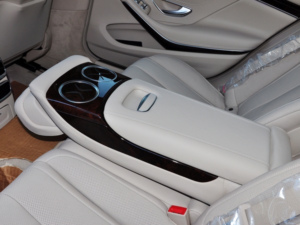 奔驰(进口)  S400L 3.0T 自动 第二排座椅中间特写
