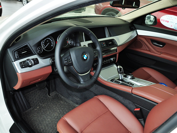 宝马(进口)  528i 中控台左侧