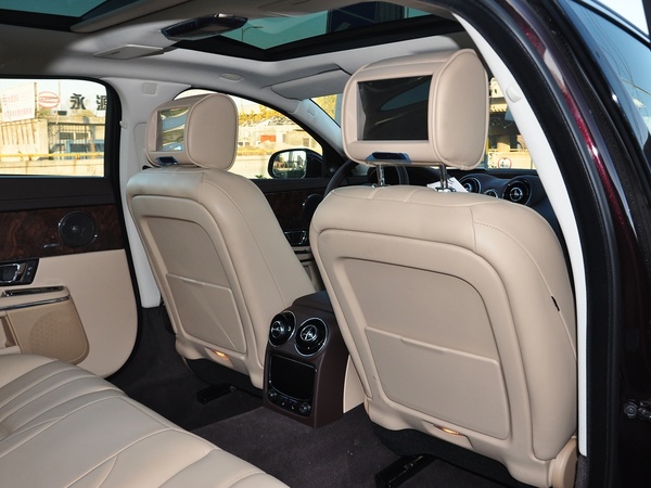 捷豹  XJL 3.0 SC 第一排座椅靠背后方