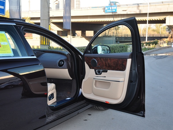 捷豹 XJL 3.0 SC 右前车门45度视角