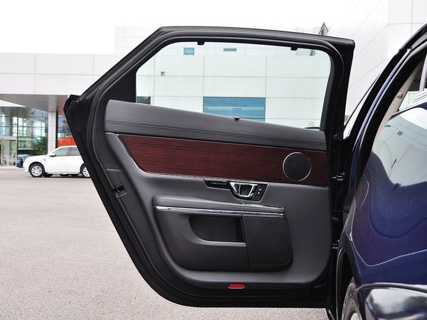 捷豹  2.0T 左后车门正视图