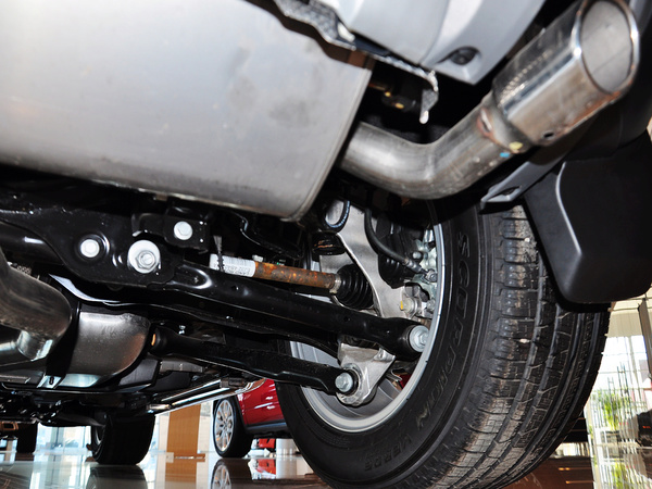 路虎 2.0T 后悬架特写