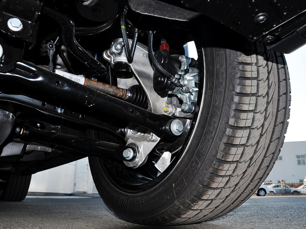 路虎 2.0T 后悬架特写