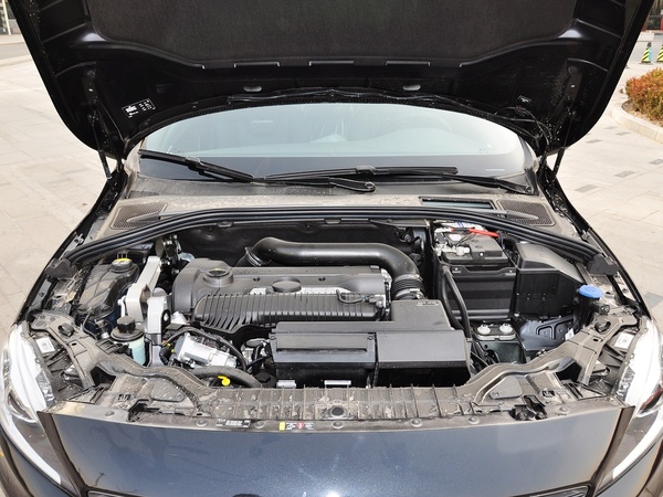 沃尔沃(进口) 2.0T 自动 发动机局部特写