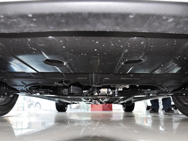 东风悦达起亚  2.0L AT 前发动机底部特写