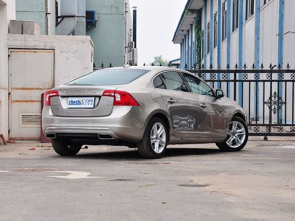 沃尔沃亚太  2.0T 车辆右侧尾部视角