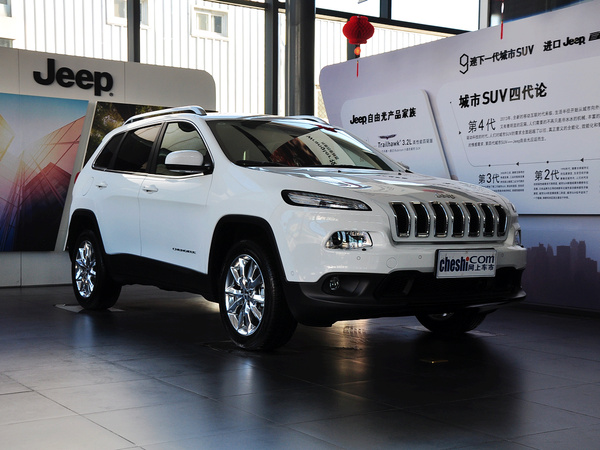 Jeep  2.4L 自动 车辆右侧45度角