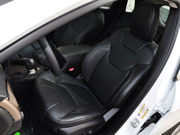 Jeep 2.4L 自动 驾驶席座椅前45度视图