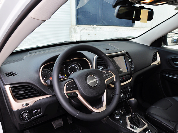 Jeep 2.4L 自动 中控台左侧