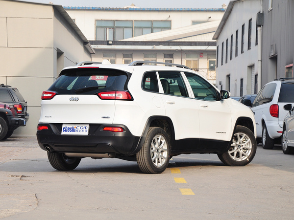 Jeep  2.4L 自动 车辆右侧尾部视角