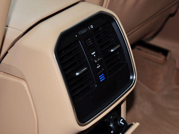 保时捷  Macan 前排座椅中央后方整体