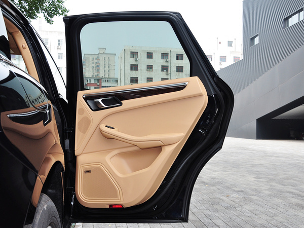 保时捷  Macan 右后车门正视图