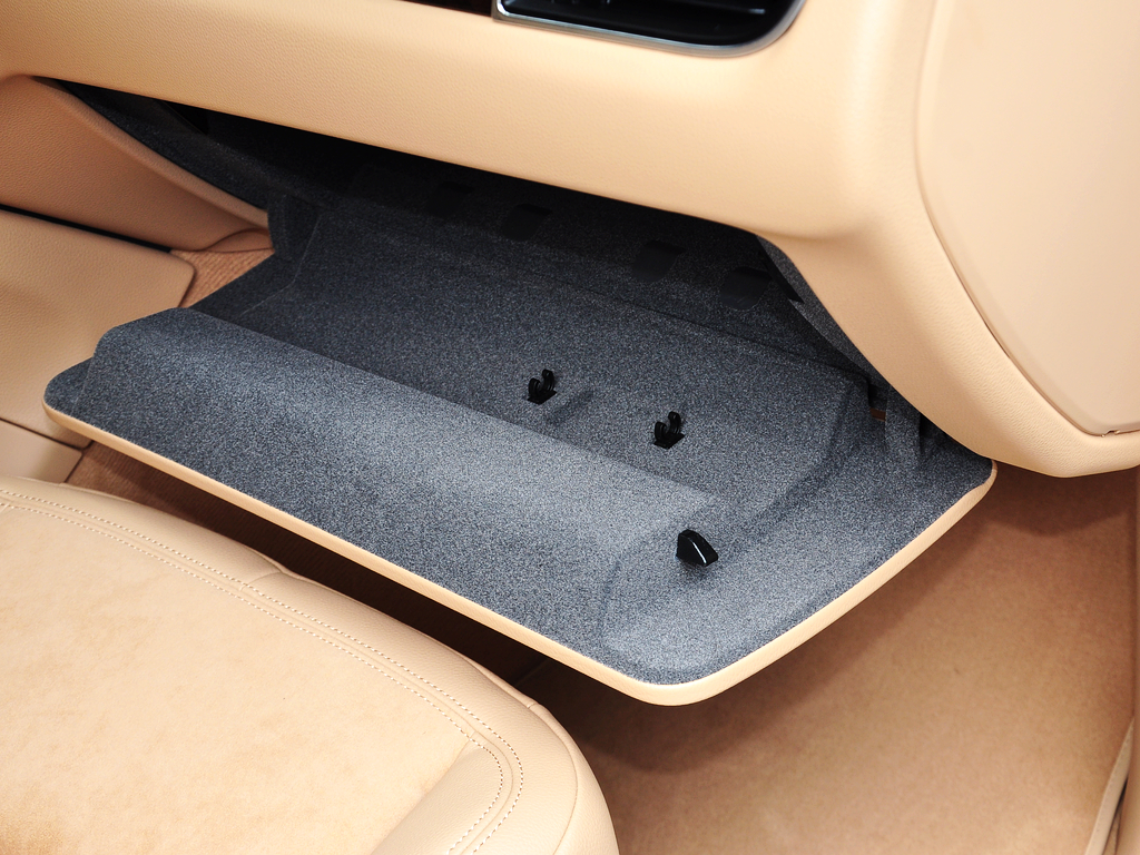 保时捷  Macan 手套箱整体特写