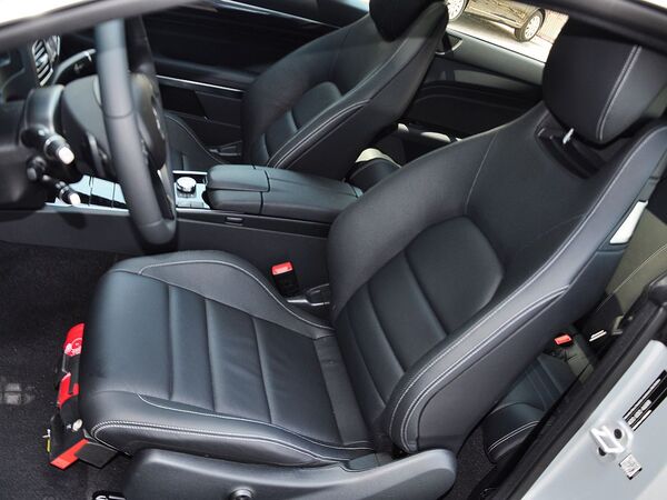 奔驰(进口)  E200 驾驶席座椅前45度视图