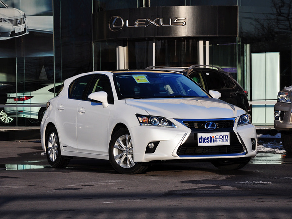 雷克萨斯  200h 1.8L CVT 车辆右侧45度角