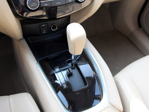 东风日产  2.0L XE 手动 挂档把手特写