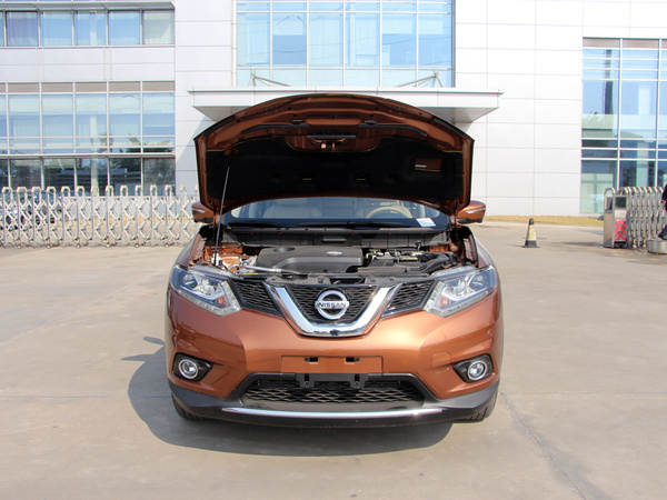 东风日产 2.0L XE 手动 车辆发动机舱整体