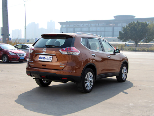 东风日产 2.0L XE 手动 车辆右侧尾部视角