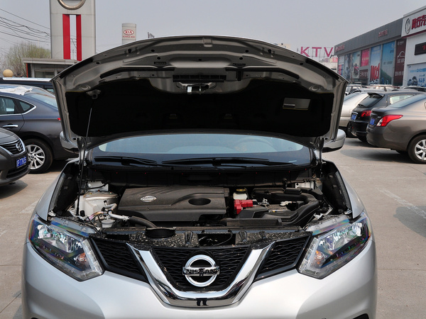 东风日产  2.0L XE CVT 发动机局部特写